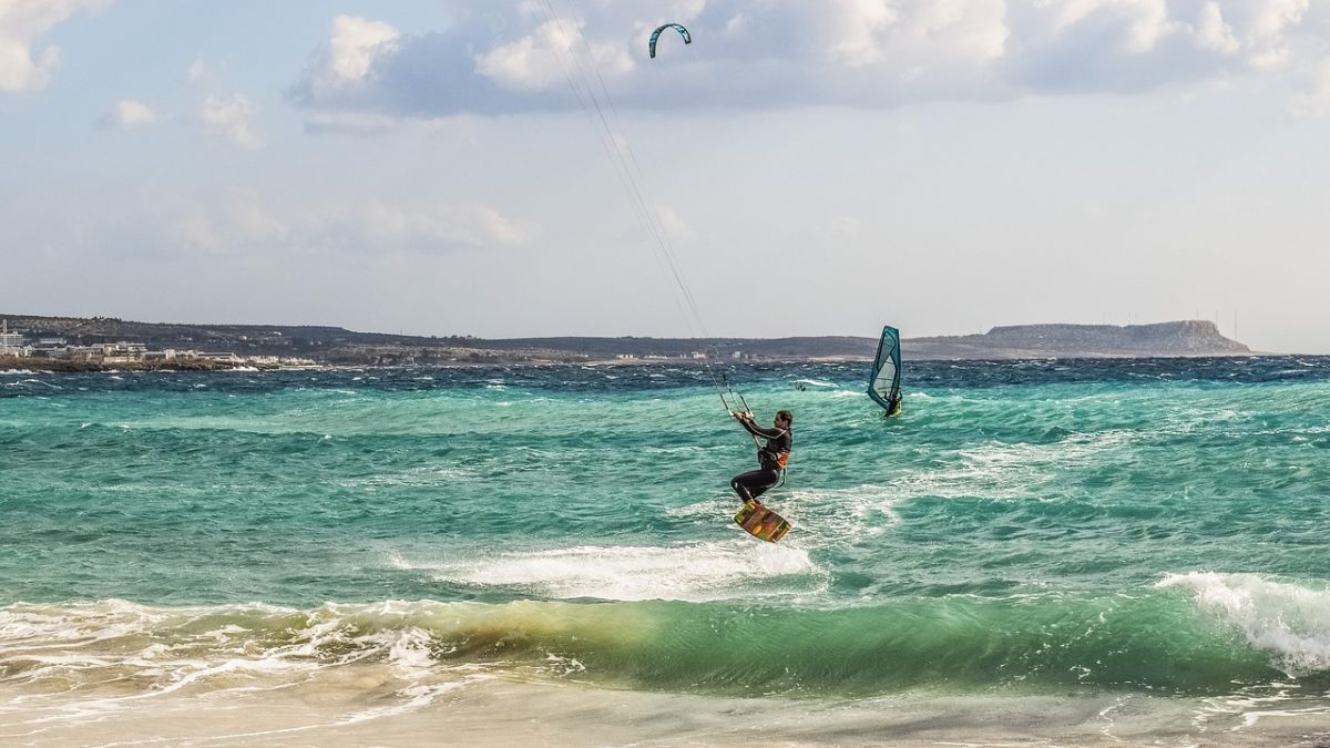 Εντυπωσιακό βίντεο: Kite surfer έκανε άλμα 200 μέτρων (vid)