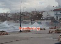 Κακοκαιρία στην Κόρινθο: Γιγαντιαία κύματα “κατάπιαν” το λιμάνι (pics&vid)