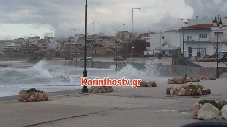 Κακοκαιρία στην Κόρινθο: Γιγαντιαία κύματα “κατάπιαν” το λιμάνι (pics&vid)