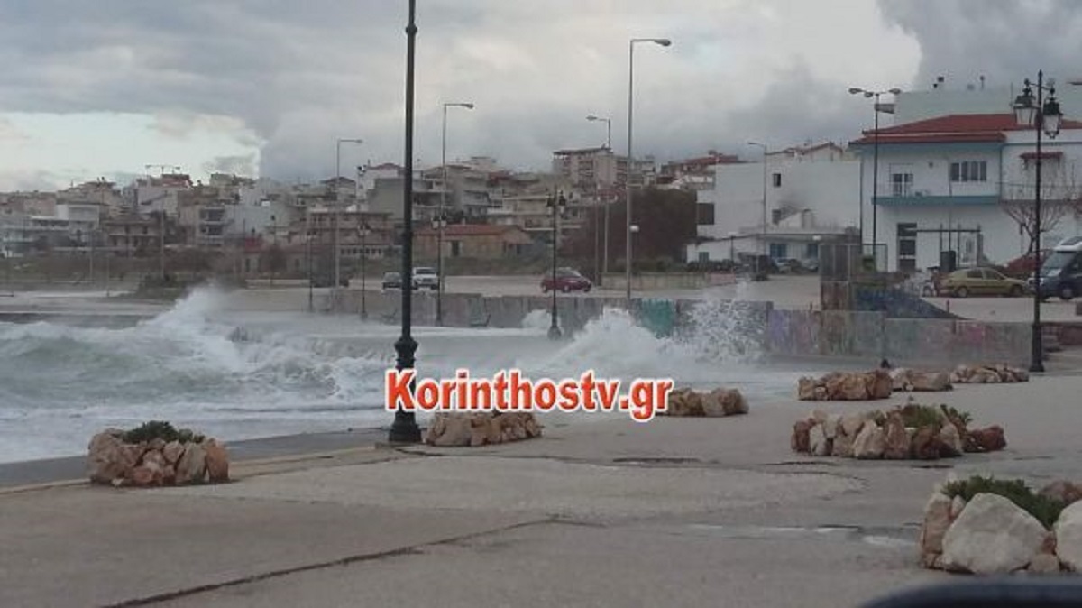 Κακοκαιρία στην Κόρινθο: Γιγαντιαία κύματα “κατάπιαν” το λιμάνι (pics&vid)