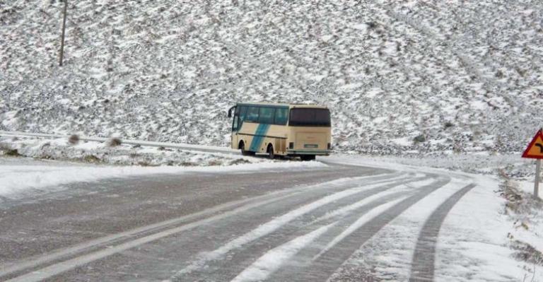 Φάρσαλα λεωφορείο: Πούλμαν γεμάτο μαθητές έφυγε απ’ την πορεία του λόγω παγετού