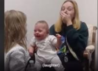 Viral: Συγκλονιστικό βίντεο με μωράκι που ακούει για πρώτη φορά και χοροπηδάει απ’ τη χαρά του