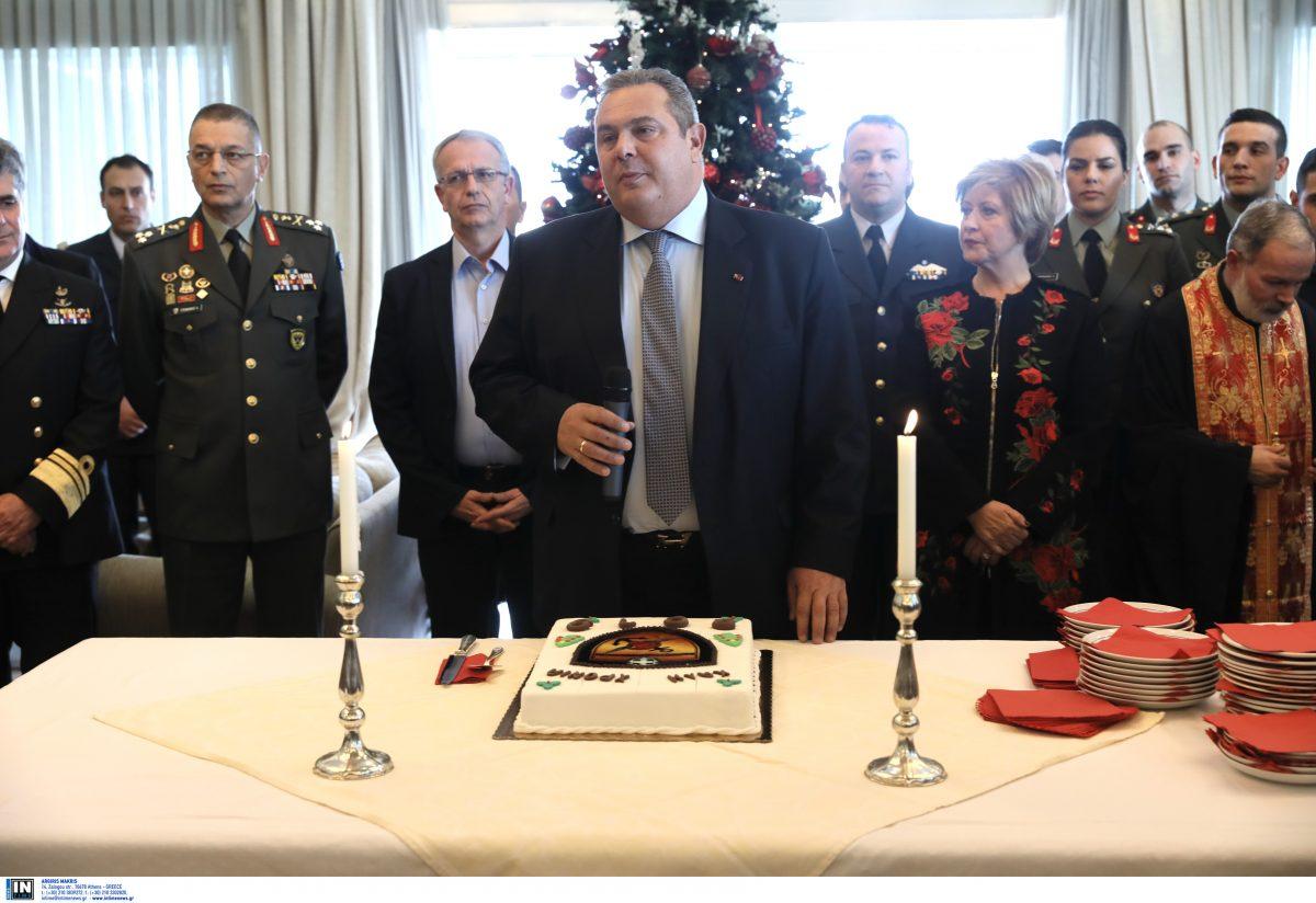 Πάνος Καμμένος: Δάκρυσε στην κοπή της πρωτοχρονιάτικης πίτας στο υπουργείο Άμυνας (pics)