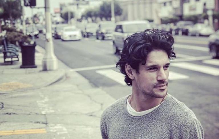 Πάνος Βλάχος: Έκανε σκι στους χιονισμένους δρόμους της Αττικής (vid)