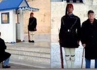 Παππούδες καμαρώνουν τον Εύζωνα εγγονό τους και συγκινούν όλη την Ελλάδα (pics)