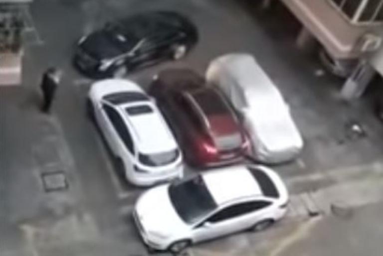 Ξεπαρκάρισμα: Ένας μικρός… θεούλης τους τράκαρε όλους για να βγει (vid)