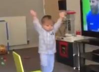 Viral: Απίστευτος πιτσιρικάς 2 ετών, πανηγυρίζει στο σπίτι λες και έβαλε το γκολ της ζωής του (vid)