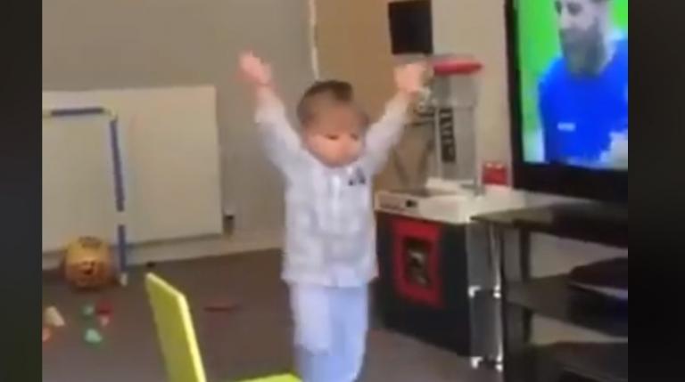 Viral: Απίστευτος πιτσιρικάς 2 ετών, πανηγυρίζει στο σπίτι λες και έβαλε το γκολ της ζωής του (vid)