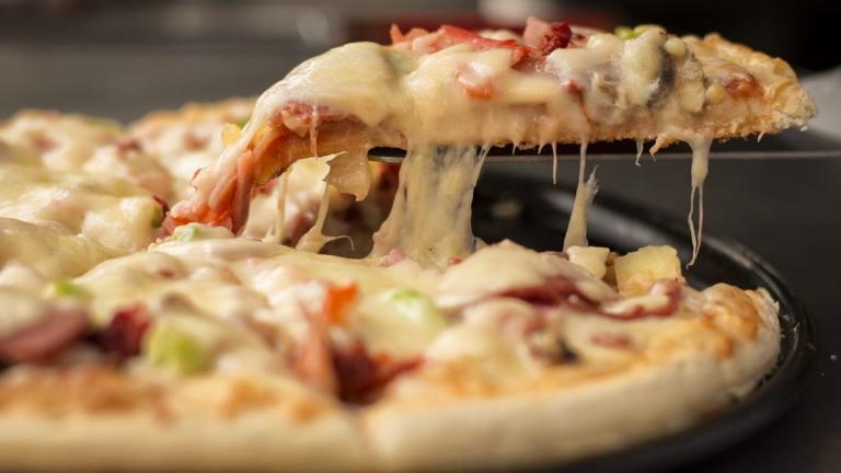 #erxetai_pizza: “Χαμός” με την καμπάνια της Pizza Domino’s για τις εκλογές
