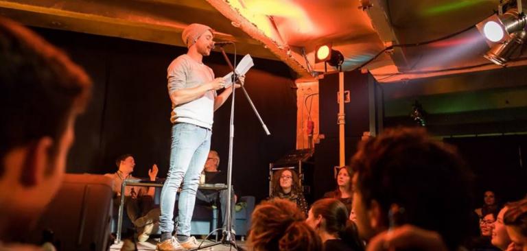 Poetry slam: Ένας νέος τρόπος ψυχαγωγίας που κερδίζει τους νέους