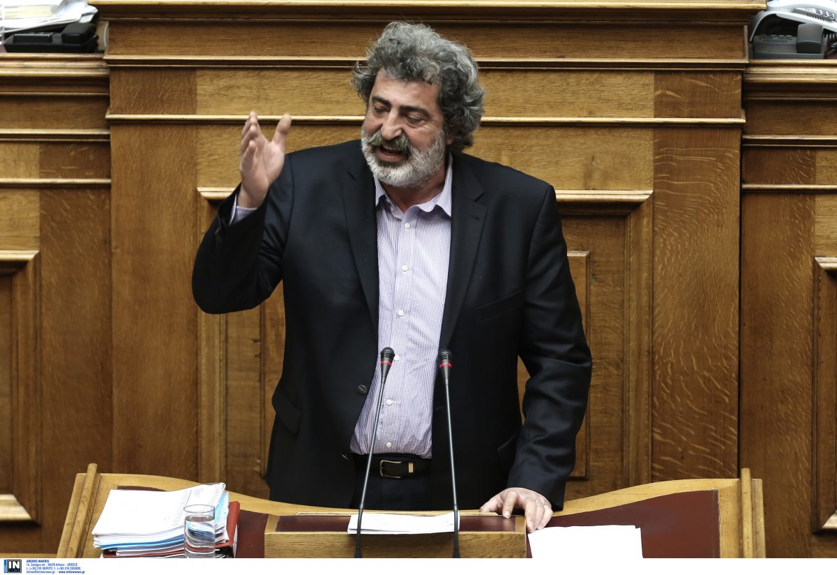 Ο Πολάκης απαντά στον Ευρωπαίο Επίτροπο: “Το τσιγάρο θα το κόψω όταν θέλω εγώ”