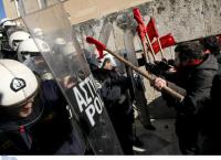 Πορεία εκπαιδευτικών: Ένταση στα σκαλιά του Άγνωστου Στρατιώτη (pics)