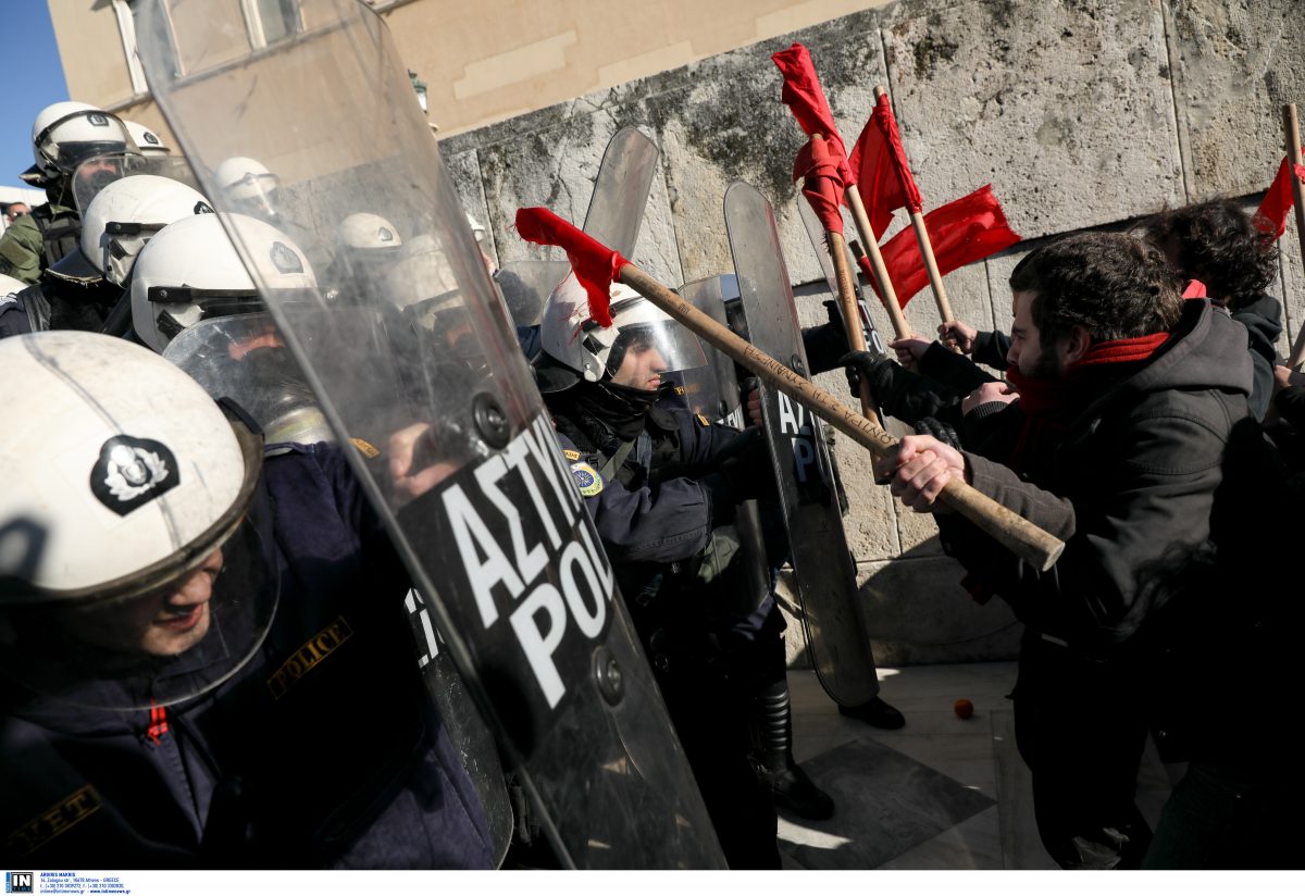 Πορεία εκπαιδευτικών: Ένταση στα σκαλιά του Άγνωστου Στρατιώτη (pics)