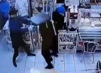 Τα έβαλαν με λάθος άνθρωπο: «Ξάπλωσε» 3 άτομα γιατί τον κορόιδευαν για την τσάντα του (vid)