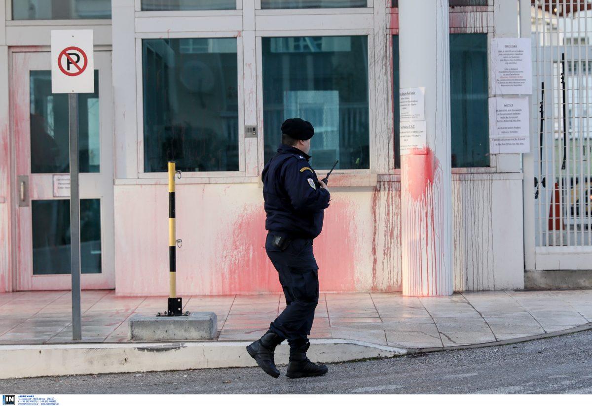 Ρουβίκωνας επίθεση: Δύο συλλήψεις για τις μπογιές στην πρεσβεία των ΗΠΑ