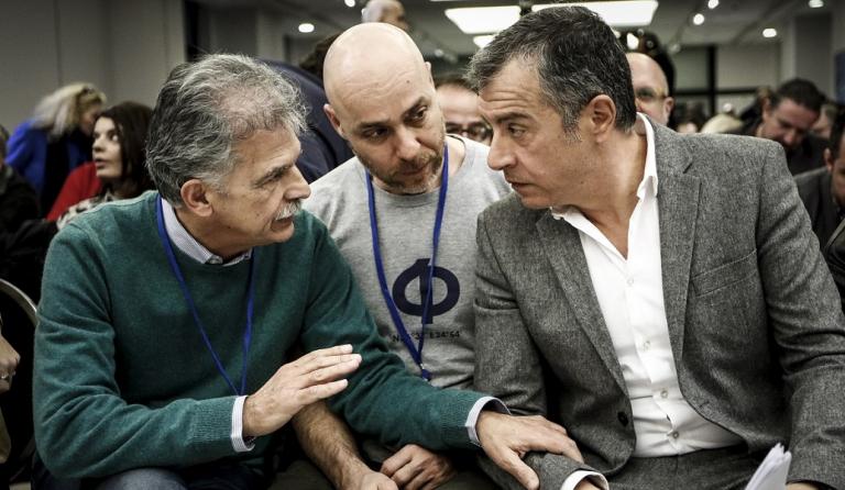 Ψήφος εμπιστοσύνης: Ο Θεοδωράκης πιέζει τον Δανέλλη να μην τη δώσει στον Τσίπρα