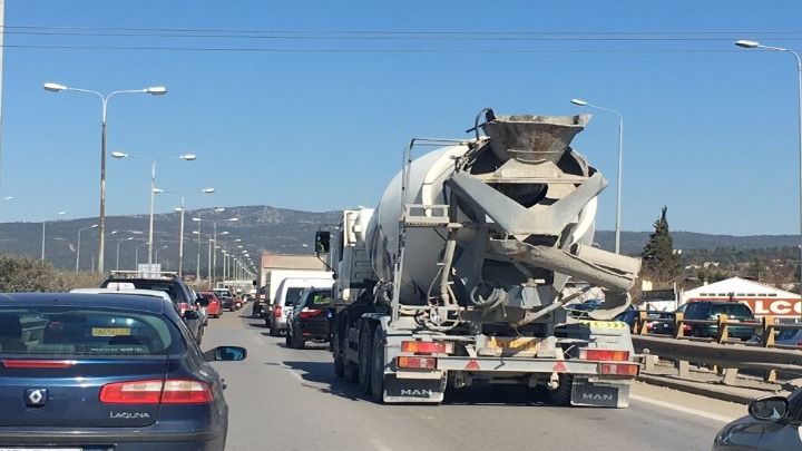 Θεσσαλονίκη: Μποτιλιάρισμα στην περιφερειακή οδό λόγω πολλαπλής καραμπόλας