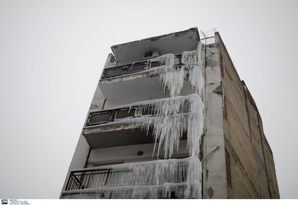 Κακοκαιρία στη Θεσσαλονίκη: Σταλακτίτες κρέμονται από πολυκατοικία (pics)