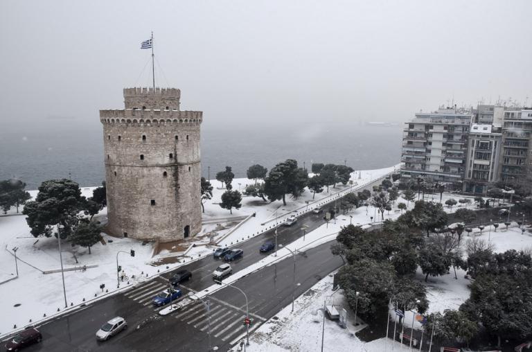 Θεσσαλονίκη καιρός: Η κακοκαιρία “Υπατία” σκέπασε με χιόνια την πόλη (pics&vid)