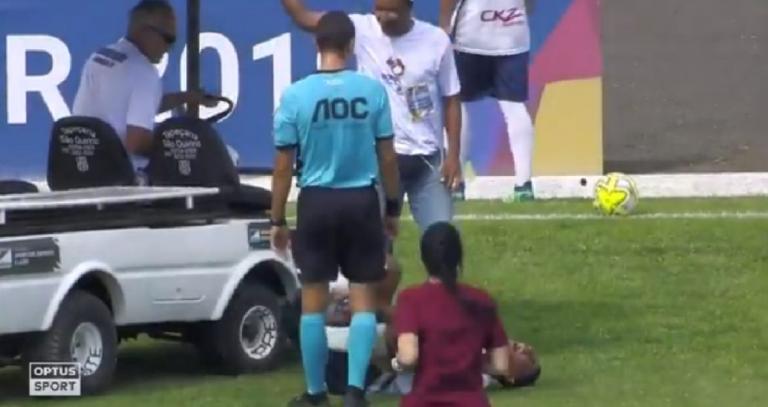 Τραυματιοφορείς πάτησαν με το αμαξίδιο το πόδι ποδοσφαιριστή (vid)