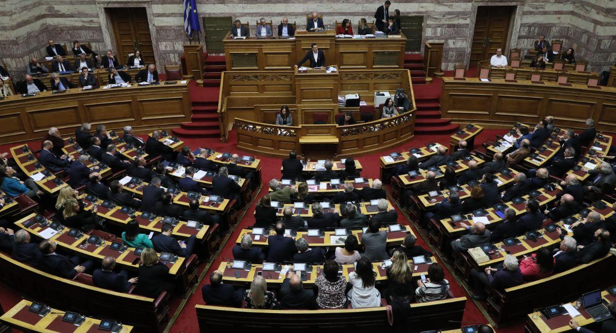 Ψήφος εμπιστοσύνης: Ξεκινά η συζήτηση στη Βουλή