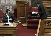 «Κυριάκο, το χαρτάκι σου»: Το πιο viral στιγμιότυπο στη Bουλή! (pics)