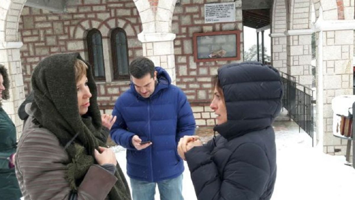 Τσίπρας στα χιόνια: Βόλτα με την Μπέτυ Μπαζιάνα και την Όλγα Γεροβασίλη (pics)