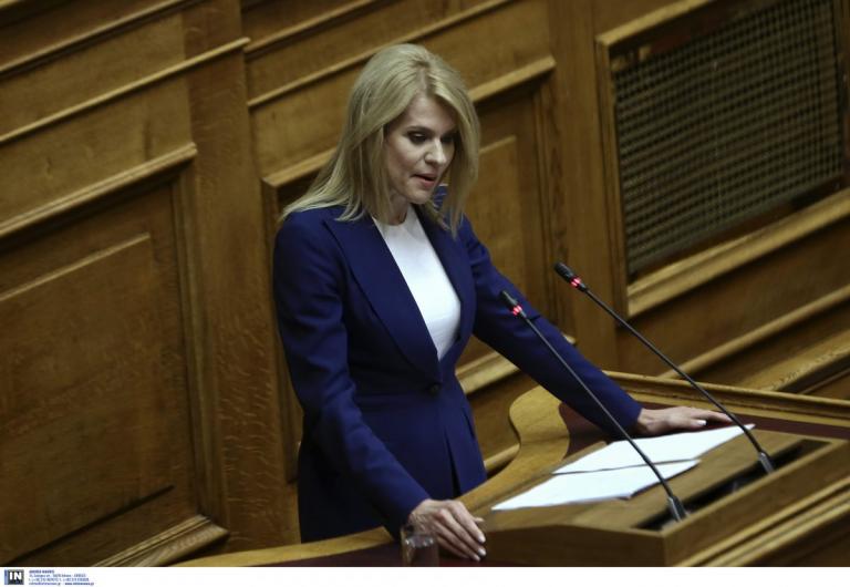 Τζάκρη: “Έπεφταν οι μολότοφ και ήταν με τα παιδιά της στο σπίτι”