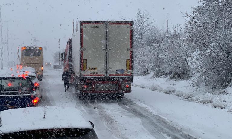 Βόλος καιρός: “Δίπλωσε” νταλίκα λόγω της χιονόπτωσης (pics&vid)