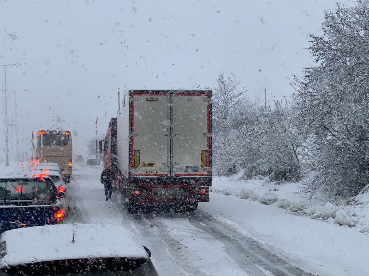 Πήλιο: Επιχείρηση διάσωσης τριών ατόμων στα χιόνια