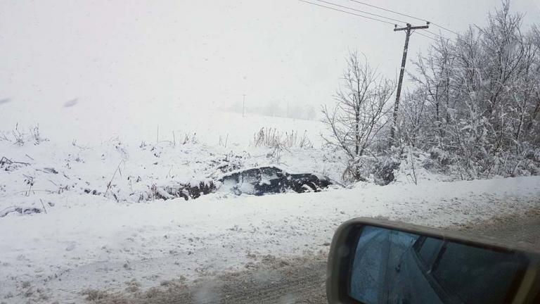 Χιόνια στον Παρνασσό: Λεωφορείο με 50 επιβάτες ξέφυγε από την πορεία του (pics)