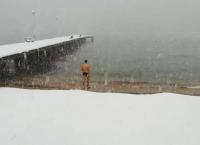 Κακοκαιρία “Σοφία”: Αψήφισε το χιόνι και βούτηξε στα παγωμένα νερά της Χαλκιδικής (vid)