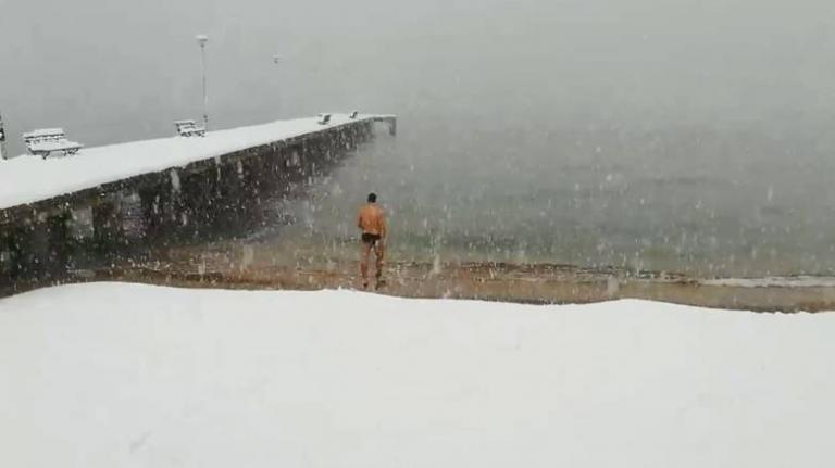 Κακοκαιρία “Σοφία”: Αψήφισε το χιόνι και βούτηξε στα παγωμένα νερά της Χαλκιδικής (vid)