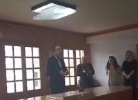 Απίστευτο: Η στιγμή που λάμπα πέφτει στο κεφάλι του δημάρχου Ιωαννίνων (vid)