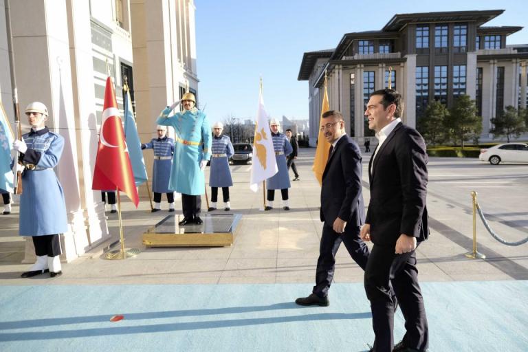 Η Τουρκάλα δημοσιογράφος που “τρέλανε” τον Τσίπρα (pics&vid)