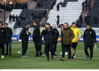 ΠΑΟΚ – Άρης: Ο Καρυπίδης μάζεψε τους παίκτες στο κέντρο του γηπέδου