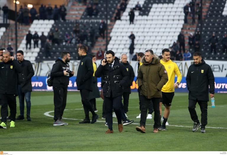 ΠΑΟΚ – Άρης: Ο Καρυπίδης μάζεψε τους παίκτες στο κέντρο του γηπέδου