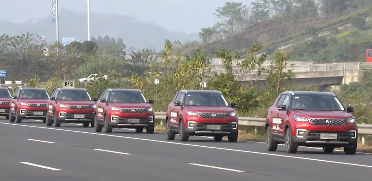 Αυτοκίνητα χωρίς οδηγό: Η αυτοκινητοπομπή που έγινε viral (vid)