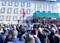 Επεισόδια στα Τίρανα: Η αστυνομία έβαλε χειροπέδες σε 15 διαδηλωτές