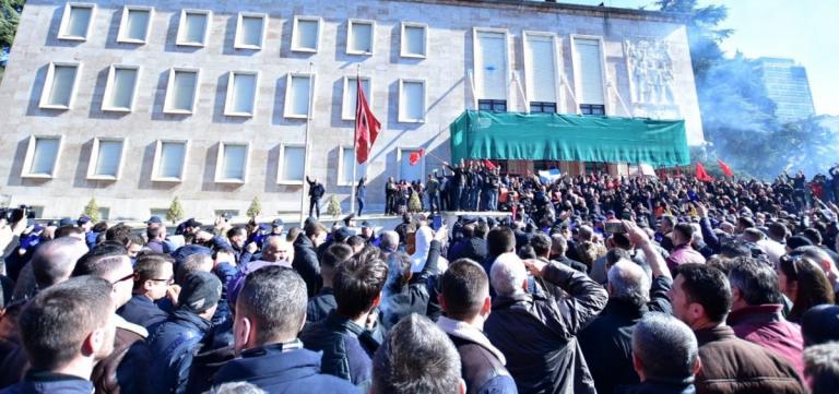 Επεισόδια στα Τίρανα: Η αστυνομία έβαλε χειροπέδες σε 15 διαδηλωτές
