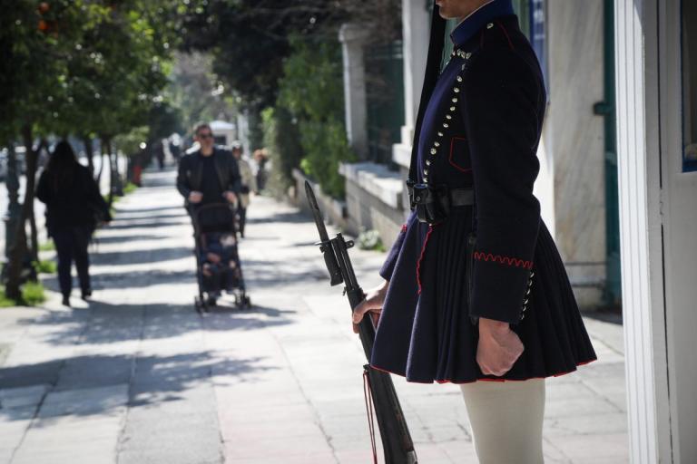 Θάνατος Εύζωνα: Συγκινητική παρέλαση της Προεδρικής Φρουράς με τον πατέρα του 24χρονου (vid)