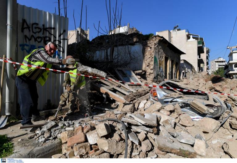 Κατάρρευση κτιρίου στο Γκάζι: Βίντεο ντοκουμέντο από την στιγμή της πτώσης (pics&vid)