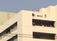 Κοριτσάκι πέφτει από ταράτσα και σώζεται χάρις στο φόρεμά της (vid)