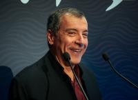 Σταύρος Θεοδωράκης: Τον κούρεψε η μικρή του κόρη [vid]