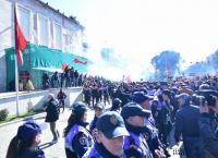 Επεισόδια στα Τίρανα: “Ράμα, φύγε” – Η προσπάθεια για “ντου” και το νέο κάλεσμα των Αλβανών