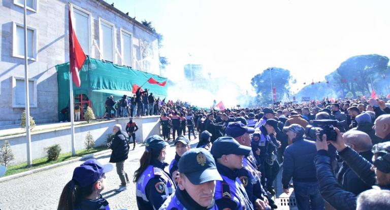 Επεισόδια στα Τίρανα: “Ράμα, φύγε” – Η προσπάθεια για “ντου” και το νέο κάλεσμα των Αλβανών