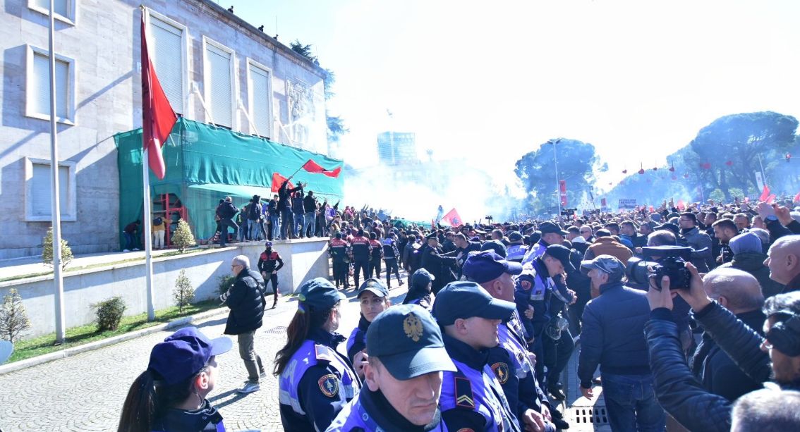 Επεισόδια στα Τίρανα: “Ράμα, φύγε” – Η προσπάθεια για “ντου” και το νέο κάλεσμα των Αλβανών
