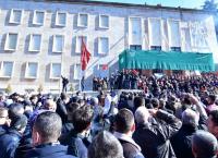 Αλβανία πρωθυπουργικό μέγαρο: Πολίτες έσπασαν το μπλόκο της αστυνομίας και μπήκαν μέσα (vid)