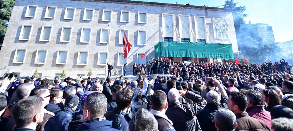 Αλβανία πρωθυπουργικό μέγαρο: Πολίτες έσπασαν το μπλόκο της αστυνομίας και μπήκαν μέσα (vid)