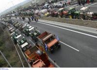 Μπλόκα αγροτών: Στα Τέμπη οι αγρότες, κλειστό το ένα ρεύμα της εθνικής